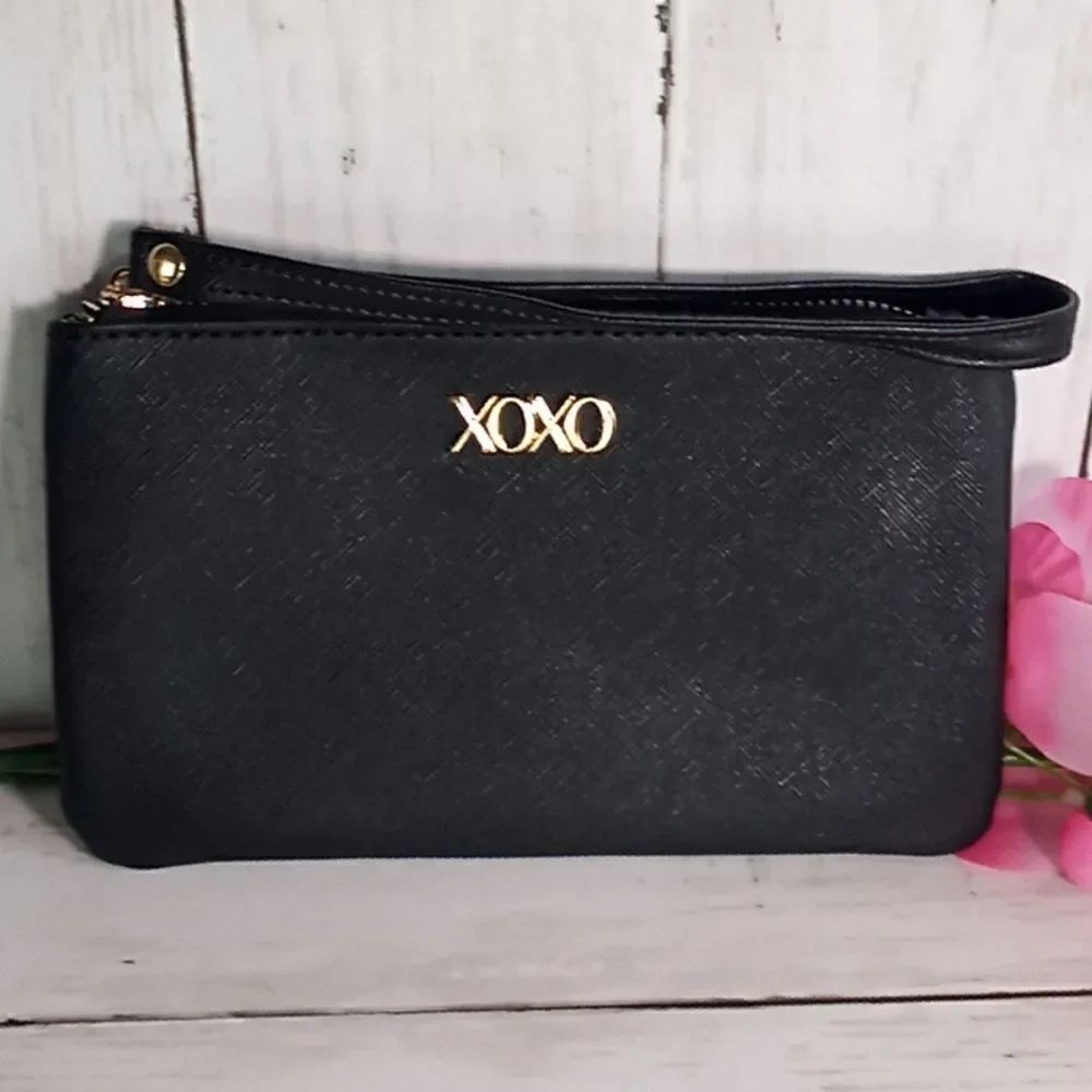 XOXO Corner Zip Wristlet